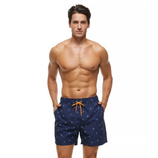 On voit un homme qui porte un maillot de bain une pièce bleu marine avec des motifs palmiers orange.