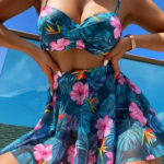 Femme portant un maillot de bain à motifs fleuris avec une jupette.