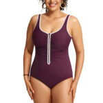 Femme portant un maillot de bain violet avec une fermeture frontale.