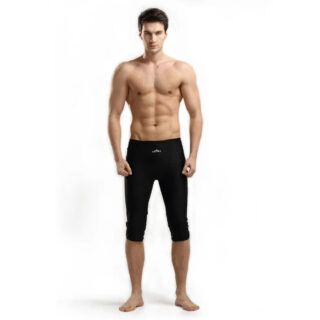On voit un homme qui porte un maillot de bain long et noir prévu pour les entraînements de piscine.