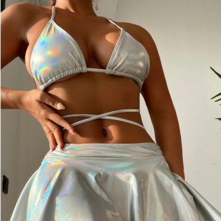 Femme portant un maillot de bain gris avec une jupette sur fond blanc.