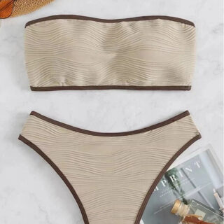 Maillot de bain deux pièces avec bandeau sur fond blanc.