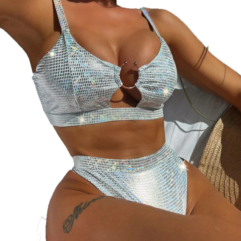 Femme portant un maillot de bain gris pailleté. On voit seulement son buste.