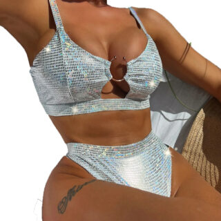 Femme portant un maillot de bain gris pailleté. On voit seulement son buste.