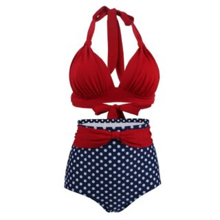 On voit un maillot de bain deux pièces dont le haut est rouge et drapé. Il s'attache dans le dos. Le bas est une culotte taille haute bleu à pois blanc avec une ceinture rouge qui rappelle le haut. C'est un style vintage.