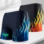 On voit deux maillots de bain type boxer noirs avec des flammes rouges et bleues.