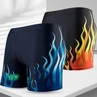 On voit deux maillots de bain type boxer noirs avec des flammes rouges et bleues.
