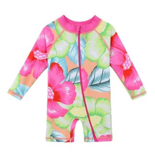 On voit un maillot de bain une pièce rose imprimé fleurs colorées pour bébé fille.