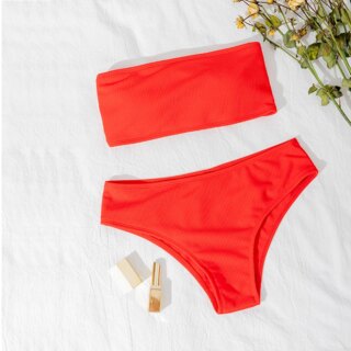 Maillot de bain rouge bandeau sur fond blanc.