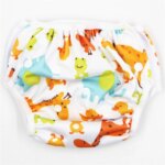On voit une couche de bain réutilisable, blanche, avec des animaux colorés. Le design est mixte.