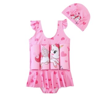 Sur fonc blanc, on voit un maillot de bain rose à l'imprimé bébé licorne, avec des flotteurs et un bonnet de bain assorti.