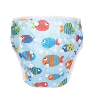 On voit une couche de bain bleu clair avec un imprimé poisson sur fond blanc.