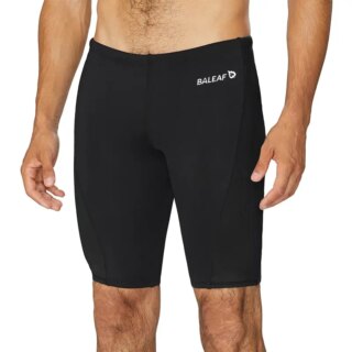 On voit un homme qui porte un maillot de bain noir et long, un short de bain, un modèle conçu pour l'entraînement des sportifs en piscine.