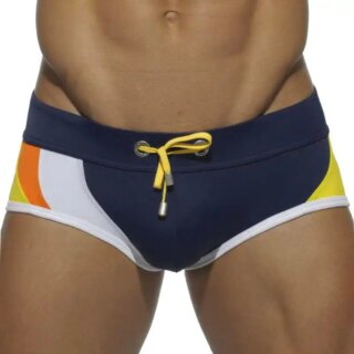 On voit le corps d'un homme qui porte un maillot de bain type slip de bain, avec un cordon jaune. Le maillot est bleu, blanc et jaune.