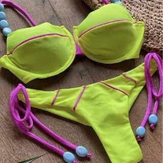 Maillot de bain deux pièces vert avec liens à nouer rose fuchsia et perles bleues et rappel du rose sur bas et haut