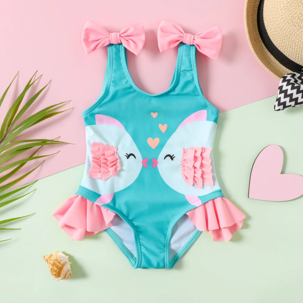 Photo d'un maillot de bain bleu pour bébé fille avec deux poissons qui s'embrassent avec petits noeuds et volants roses