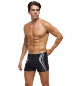 On voit un homme brun qui porte un short de bain noir pour aller à la piscine.