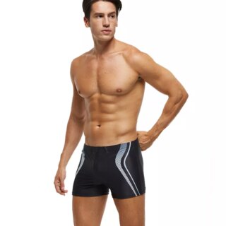 On voit un homme brun qui porte un short de bain noir pour aller à la piscine.