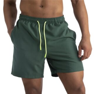 Sur fond blanc, on voit le corps d'un homme assez bronzé qui porte un short de baon vert kaki, longueur mi-cuisse, avec des cordons vert fluo.
