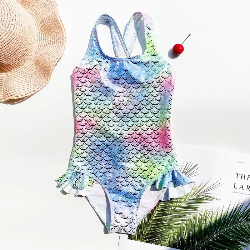 Maillot de bain sirène dos croisé à volants Maillot de bain avec des écailles multicolores, un chapeau en paille et des feuilles de palmiers