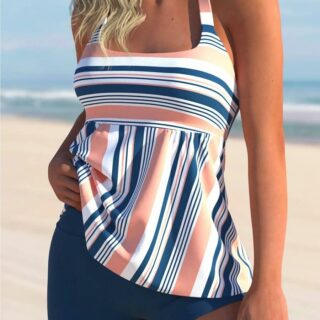 Femme portant un maillot de bain tankini à rayures et se trouvant sur la plage.