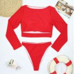 Maillot de bain deux pièces rouges à manches longues.