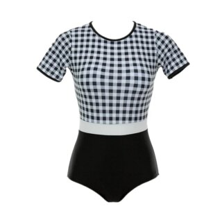 On voit un maillot de bain une pièce sur fond blanc. Le haut est à carreaux, le bas noir. Il est manche courte et style rétro.
