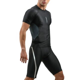 On voit un homme qui porte un maillot de bain deux pièces noir, pour les sports nautiques.