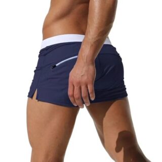 On voit les fesses d'un homme qui porte un maillot de bain boxer bleu avec une bande blanche à la ceinture.