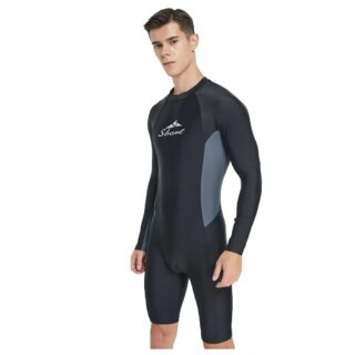 On voit un homme qui porte un maillot de bain une pièce manches longues type combinaison.