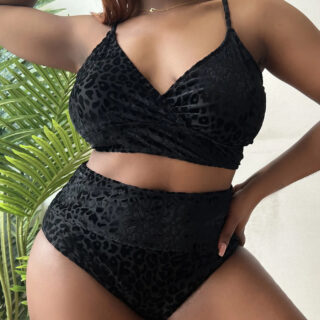 Photo d'une femme ronde à la peau foncée, portant un maillot de bain deux pièce noir imprimé léopard ton sur ton.