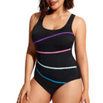 Photo d'une femme portant un maillot de bain une pièce noir à rayures de couleur amincissant et sculptant zéro défaut
