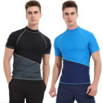 On voit deux hommes portant un maillot de bain anti-UV à manches courtes.