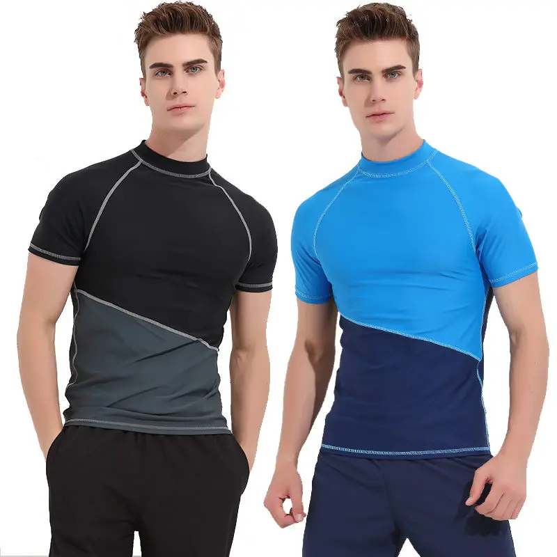 0-843dd3.jpeg On voit deux hommes portant un maillot de bain anti-UV à manches courtes.