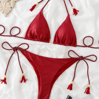 Maillot de bain deux pièces rouge sur fond blanc.