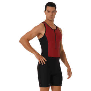 Sur fond blanc, on voit un homme qui porte un maillot de bain une pièce noir et rouge. Il a la main sur la hanche.