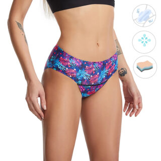 Photo d'une adolescente debout portant un maillot de bain bleu et rose menstruel sur fond blanc