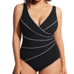 Photo de femme portant un maillot de bain noir décolleté à fines rayures qui entourent la taille en descendant et amincissent la silhouette
