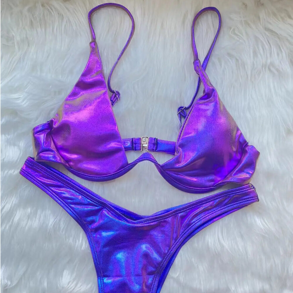 Maillot de bain violet brillant sur fond blanc.