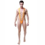 Sur fond blanc, on voit un homme qui porte un borat maillot de bain orange.