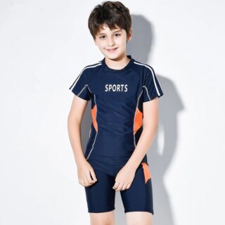 Garçon portant un maillot de bain deux pièces bleu sur fond blanc.