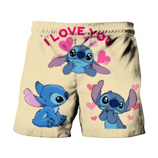 On voit un short de bain beige avec un imprimé Stitch et une phrase qui dit "I love you".