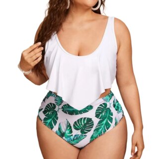 Photo d'une femme ronde portant un maillot de bain deux pièce avec un haut blanc à volant et une culotte haute imprimé de feuilles tropicales, sur fond blanc.