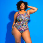 Photo d'une femme africaine portant un maillot de bain une pièce au motifs géométriques ethniques colorés