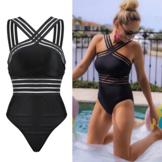 Maillot de bain noir une pièce sur fond blanc à gauche de l'image. À droite, on voit une femme qui porte ce maillot de bain.