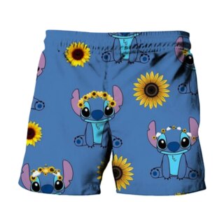 On voit un short de bain décontracté pour enfant bleu avec des imprimés Stitch et des tournesols.