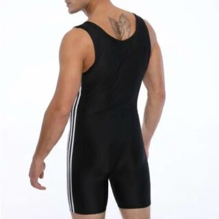 On voit un homme brun qui porte un maillot de bain une pièce noir. Il a un tatouage dans le dos.