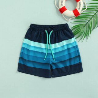 Maillot de bain short à rayures bleu pour enfant.