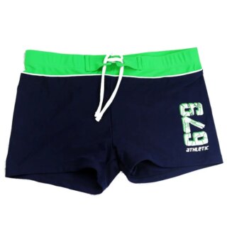 Maillot de bain short noir et vert sur fond blanc.