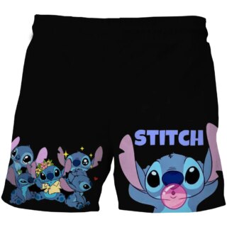 Sur fond blanc, on voit un short de bain noir avec des motifs Stitch sur le bas des deux jambes.